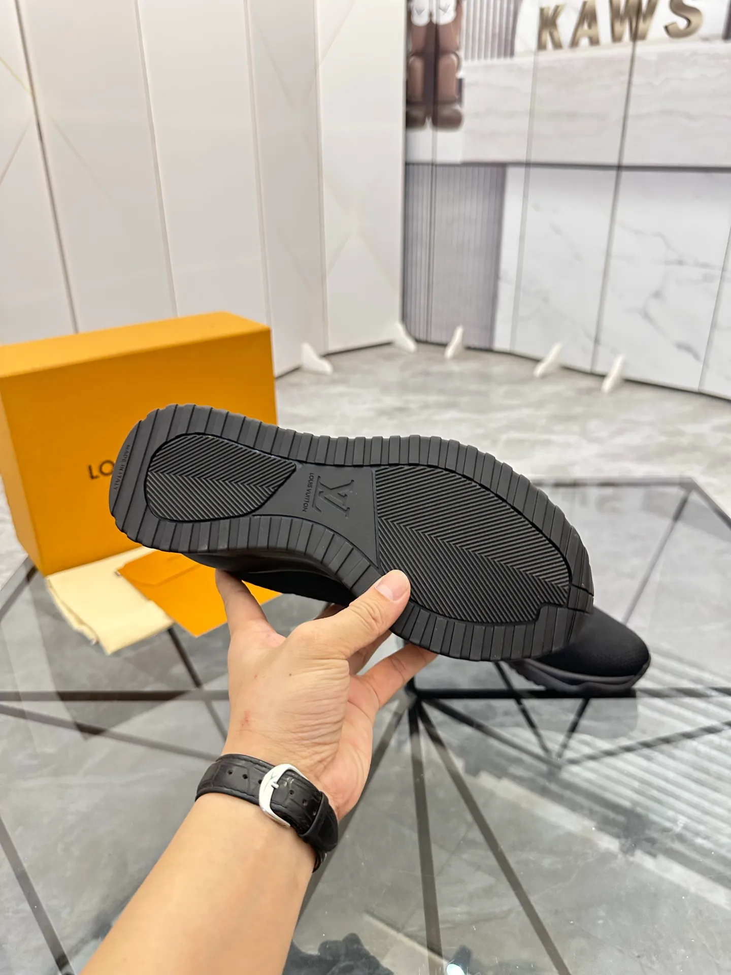 Men's shoes for sale💰: 💰P560¥ High-end quality Product trademark: LV* "Louis Vuitton*" low-top sneakers Regular size: 38-44 (can be customized to 45.46.) Product materials: imported breathable fly knit upper, breathable lining, original raw rubber translucent combination outsole. Number: 2068